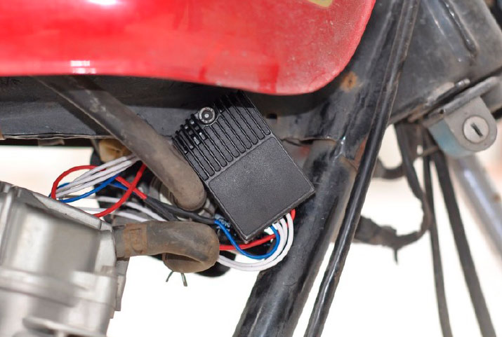 Localizador Tracker GPS para motocicletas oculto en rectificador